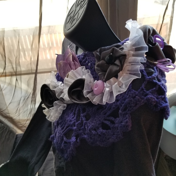 Purple & Grey over the shoulder Flower Pin - Picture 2 of 3